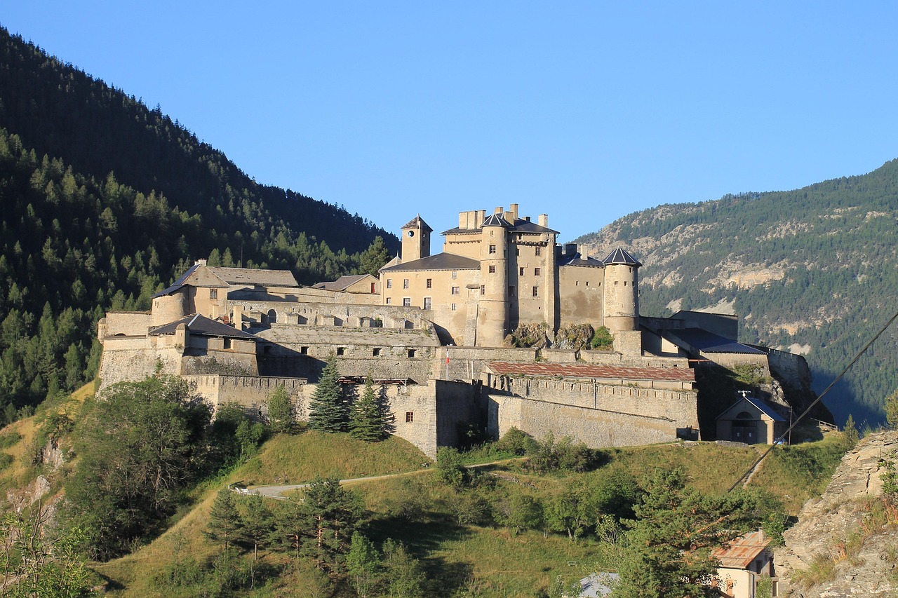 Le Fort Queyras dominant la vallée, monument historique au cœur des Alpes.