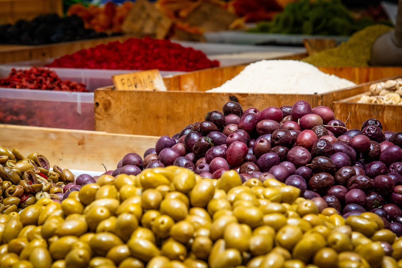 Étals colorés d’un marché provençal avec produits locaux et fromages du Queyras.