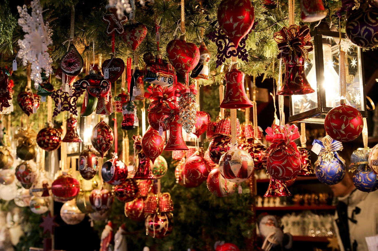 Verres de vin chaud et produits régionaux sur un stand de marché de Noël dans le Queyras.