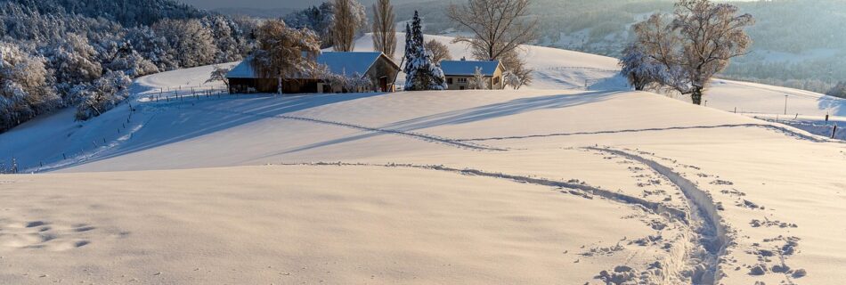 Montagnes et vallée du Queyras recouvertes de neige sous un ciel d’hiver.