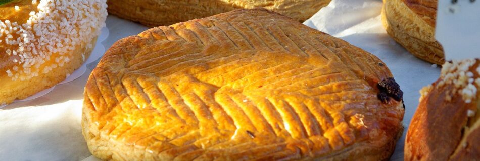 Galette des rois dorée et croustillante servie sur une table d’hiver dans le Queyras.