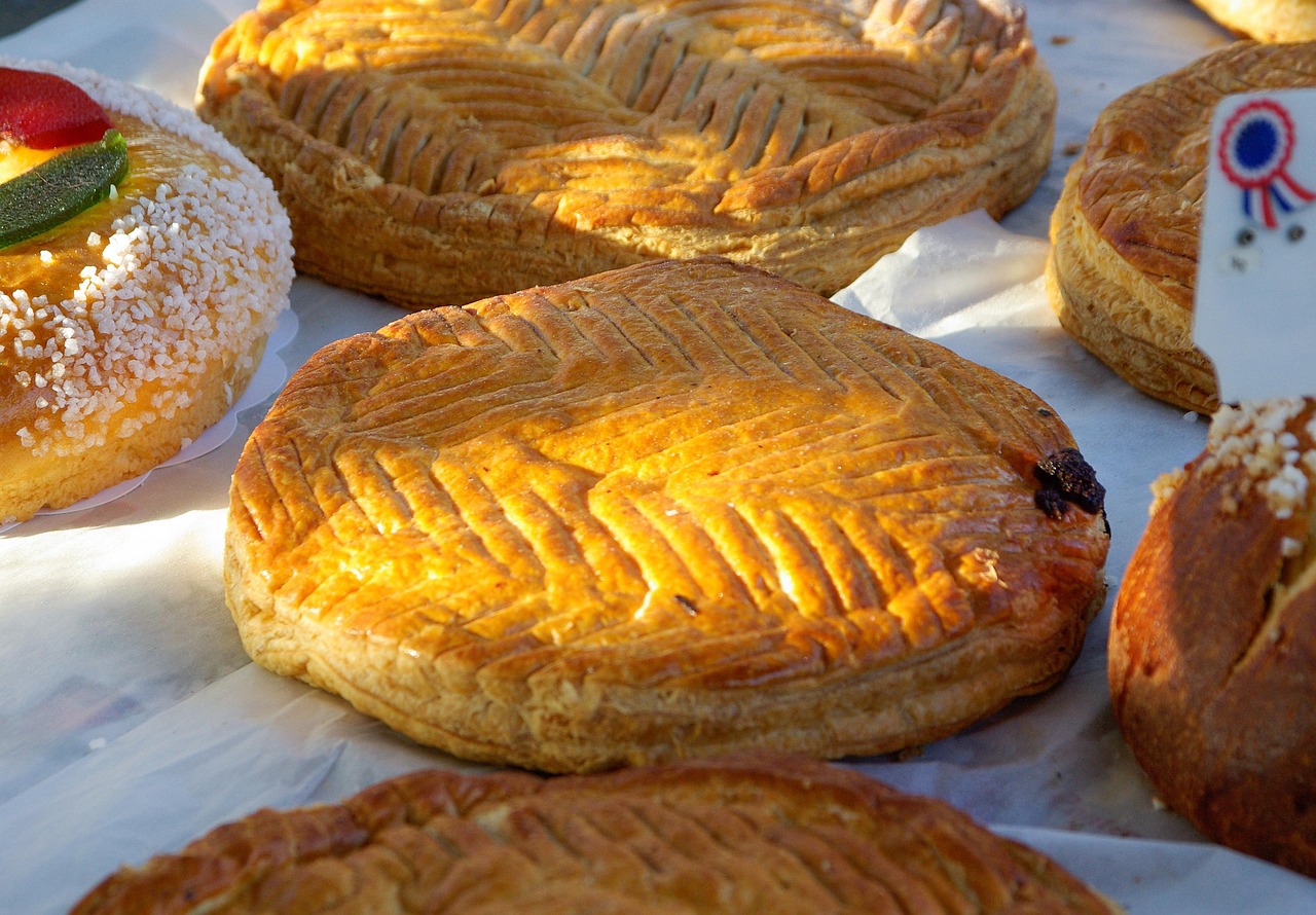 Galette des rois dorée et croustillante servie sur une table d’hiver dans le Queyras.