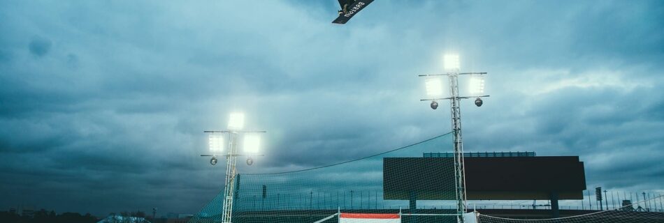 Snowboardeur dévalant une piste enneigée dans les montagnes du Queyras.