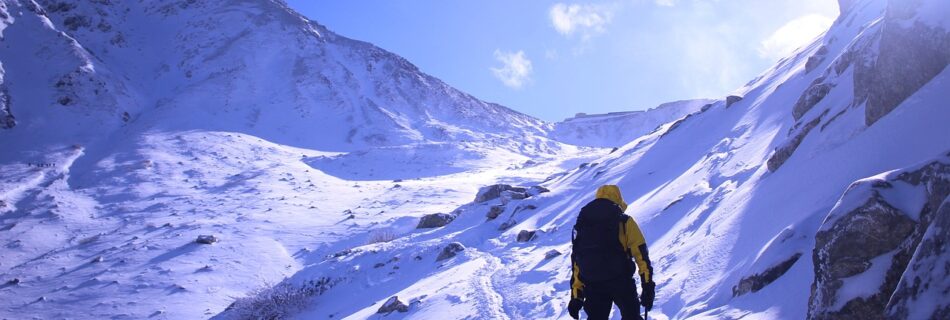 Sportif courant sur un sentier enneigé dans les Alpes du Sud pendant un snow trail.